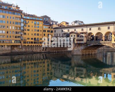 Florence, ITALIE, 6 janvier 2020: Le fleuve Arno en hiver soleil. Pont Ponte Santa Trinita donnant sur San Frediano dans l'église de Cestello dans le Banque D'Images