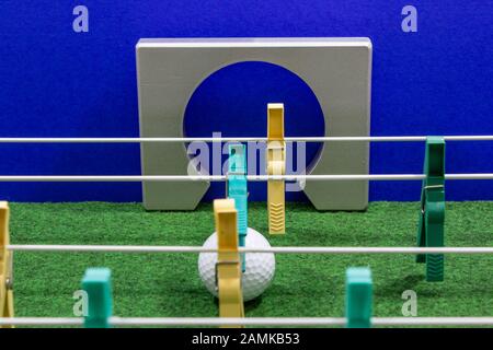 des clothespins alignés sous la forme d'un kicker de football Banque D'Images