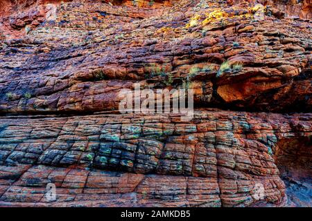 Traversez la literie dans les dômes de type ruche à Kings Canyon. C'est la preuve que la Mereenie Sandstone était à l'origine des dunes de sable. Banque D'Images