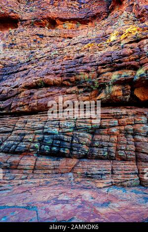 Traversez la literie dans les dômes de type ruche à Kings Canyon. C'est la preuve que la Mereenie Sandstone était à l'origine des dunes de sable. Banque D'Images