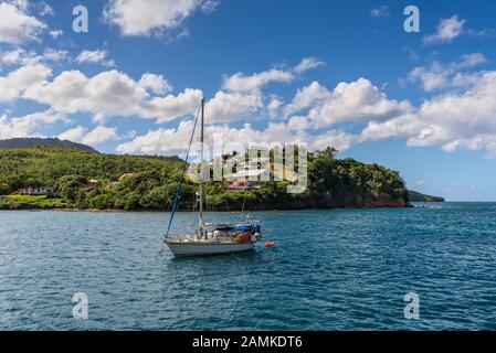 Les trois-Ilets, Martinique - 13 décembre 2018 : vue de la baie de l'Anse Mitan sur la côte des trois-Ilets, Martinique. Yacht à voile ancré Banque D'Images