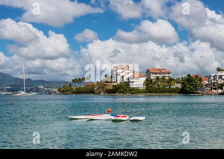 Les Trois-Ilets, Martinique - Le 13 décembre 2018 : les planches (SUP) dans l'avant-plan de la plage Anse Mitan tropical à Les Trois-Ilets, penins Banque D'Images