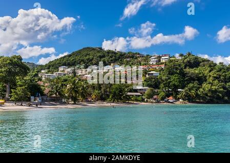 Les Trois-Ilets, Martinique - Le 13 décembre 2018 : La vue de l'Anse-a-l'Ane Bay sur la côte de la Les Trois-Ilets, Martinique. Appartement de vacances Banque D'Images