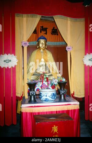 Statue de Bouddha mit Autel im Konfuzius-Tempel à Nanjing, Chine 1980er Jahre. Statue de Bouddha et autel au temple Kung Fu Tse de Nanjing, Chine années 80. Banque D'Images