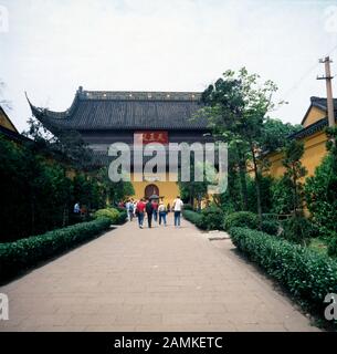 VOR der Halle der vier Himmelskönige im Lingyin Tempel in der Stadt Hangzhou, Chine 1980er Jahre. Devant la salle Des Quatre rois Heavenly Kings au temple de Lingyin dans la ville de Hangzhou, Chine années 1980. Banque D'Images