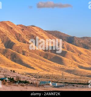 Montagnes carrées le long de la vallée de l'Utah en lumière dorée Banque D'Images