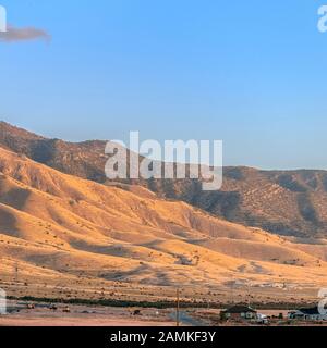 Montagnes à cadre carré le long de la vallée de l'Utah en lumière dorée Banque D'Images