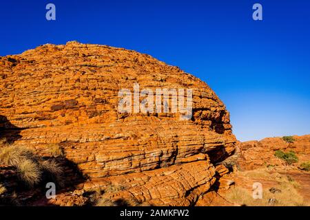 Traversez la literie dans les dômes de type ruche à Kings Canyon. C'est la preuve que la Mereenie Sandstone était à l'origine des dunes de sable. Banque D'Images