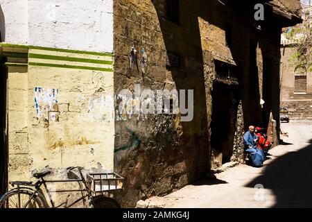 Homme assis sur une ruelle du vieux Caire, de la zone islamique, de l'Egypte, de l'Afrique du Nord, de l'Afrique Banque D'Images