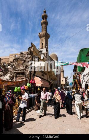 Khan al Khalili bazar, rue principale avec magasins, quartier islamique du vieux Caire, Egypte, Afrique du Nord, Afrique Banque D'Images