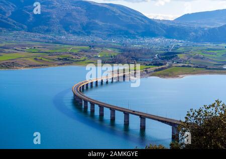 Le pont de la Serbie plus Polyfytos lake à Kozani.L'un des plus grands ponts en Grèce. Banque D'Images