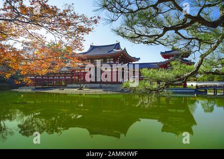 Le célèbre Phoenix Hall ou Hoodo Hall à Byodoin (Byodo-in) temple à Uji City, Kyoto, Japon. Banque D'Images