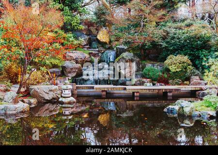 Jardin de Kyoto, jardin de style japonais avec chute d'eau dans Holland Park, Londres Banque D'Images