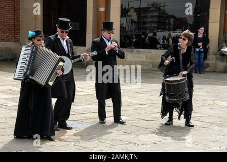 Le week-end de la Goth Convention à Whitby, dans le Yorkshire du Nord. A la danseuse Jet Set Border Morris mise sur un écran Banque D'Images