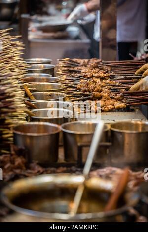 Portions de viande sur des bâtonnets en bois, prêtes à être grillées dans la rue dans le quartier musulman, ville de Xian, Chine Banque D'Images