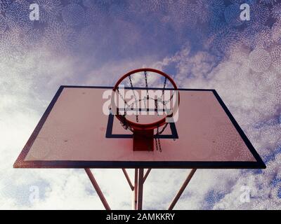 Basket-ball, basket-ball rim net sur un terrain de basket-ball à un match de basket. Le fond est ciel bleu clair. Abstract filtre. Banque D'Images