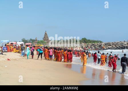 Mahabalipuram, tamil nadu/india-2020 20 janvier : un paysage de temple côtier avec des pèlerins hindous sur une plage Banque D'Images