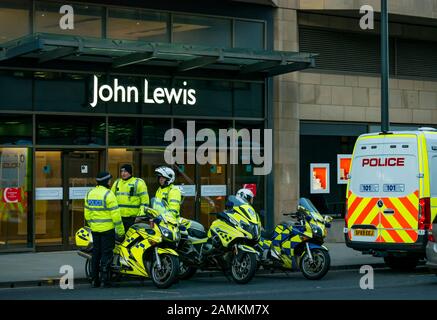 Leith Street, Édimbourg, Écosse, Royaume-Uni, 14 janvier 2020. Rébellion de l’extinction : une partie de l’action de la campagne d’une semaine contre les entreprises de l’industrie des combustibles fossiles. Les militants ciblent la société financière Baillie Gifford d'avant l'aube, qui gère le fonds de pension MSP qui comprend des actions dans la compagnie pétrolière Shell. Il y a une grande présence policière pour maintenir la situation en ordre à côté du grand magasin John Kewis de l'autre côté de la route Banque D'Images