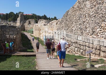 Sébastopol, Crimée, Russie - 26 juillet 2019: Les touristes en excursion à la Réserve du musée Taurique Chersonesos dans la ville de Sébastopol, Crimée Banque D'Images