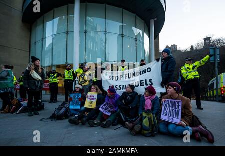 Leith Street, Édimbourg, Écosse, Royaume-Uni, 14 janvier 2020. Rébellion d'extinction : partie de la campagne d'une semaine d'action contre les entreprises de l'industrie des combustibles fossiles. Les militants de l'entreprise financière cible Baillie Gifford de avant l'aube, qui gèrent les fonds de pension MSP qui comprend des actions de la compagnie pétrolière Shell. Il y a une grande présence de la police pour maintenir la situation afin Banque D'Images