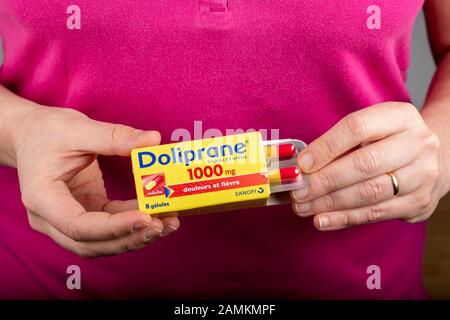 Paris, France - 09 janvier 2020 : Femme prenant des médicaments. Doliprane, analgésique à base de paracétamol couramment utilisé pour la douleur et les maux de tête. Banque D'Images