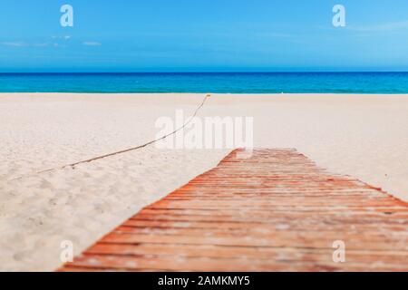 La plage déserte avec bleu de la mer et fond de ciel bleu. Vacances d'été Vacances et concept. L'espace pour copier du texte ou logo promo Banque D'Images