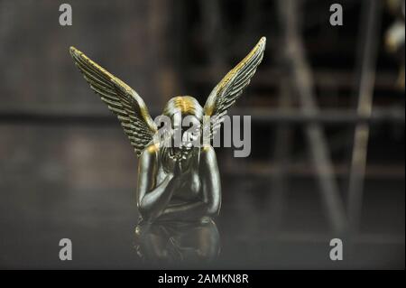 Les anges gardiens d'or s'assoient sur l'échafaudage dans le Heilig Kreuz Kirche sur Giesinger Berg, qui est en cours de rénovation. [traduction automatique] Banque D'Images