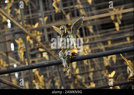 Les anges gardiens d'or s'assoient sur l'échafaudage dans le Heilig Kreuz Kirche sur Giesinger Berg, qui est en cours de rénovation. [traduction automatique] Banque D'Images