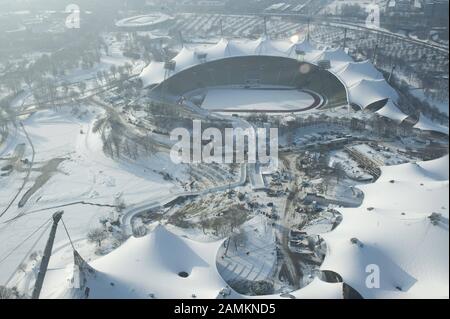 La construction de la patinoire pour le Red Bull A Écrasé le concours de glace dans le parc olympique de Munich. La photo a été prise de la Tour olympique. [traduction automatique] Banque D'Images