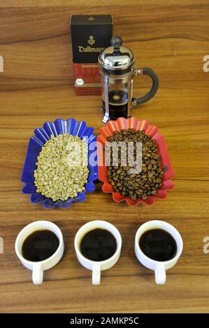 Divers types de café chez Dallmayr, préparés pour un test de qualité par un testeur de café. [traduction automatique] Banque D'Images
