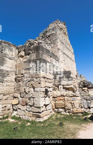 Sébastopol, Crimée, Russie - 26 juillet 2019 : ruines d'une tour du XVe siècle à Taurique Chersonesos, Crimée Banque D'Images