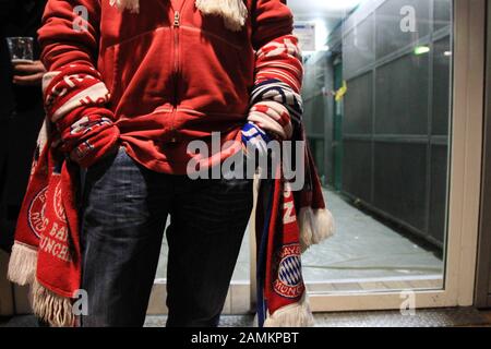 Football Champions League: FC Bayern Munich - FC Basel dans l'Allianz Arena, sur la photo un fan du Bayern à l'arrivée à la station de métro Fröttmaning. [traduction automatique] Banque D'Images