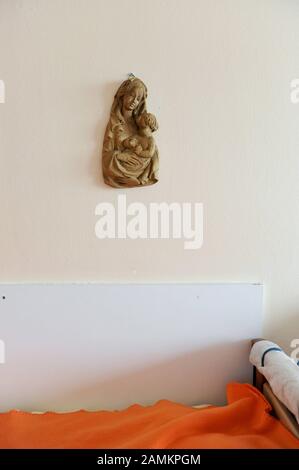 Peinture de cire de la Sainte mère de Dieu avec l'enfant Jésus sur le mur dans une maison de retraite à Munich. [traduction automatique] Banque D'Images