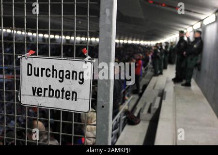 Ligue des Champions de football: FC Bayern Munich - FC Bâle dans l'Allianz Arena, dans la police d'images dans le bloc ventilateur invité. Au premier plan, une clôture avec un signe « pas d'entrée ». [traduction automatique] Banque D'Images