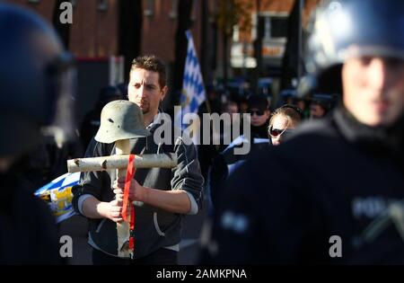 Les participants à une manifestation néo-nazie à Isartorplatz et à Reichenbachstrasse. [traduction automatique] Banque D'Images