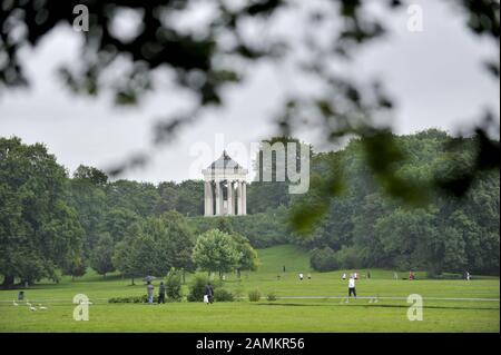 Vue sur le jardin anglais avec Monopteros à Munich. [traduction automatique] Banque D'Images