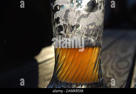 Verre à bière de blé à moitié vide devant le monastère de Fürstenfeld. [traduction automatique] Banque D'Images