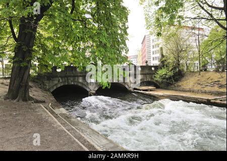 Vague utilisée par les surfeurs dans l'Eisbach sur Prinzregenstraße dans le jardin anglais de Munich. [traduction automatique] Banque D'Images