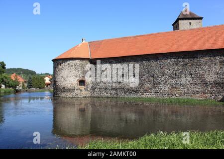 Vue sur la foule du château animé Svihov (allemand Schwihau) dans le quartier de Klattau, Bohême, République tchèque, Europe [traduction automatique] Banque D'Images