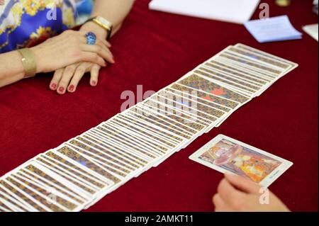 Poser des cartes à tarot au salon ésotérique du Rainbow Spirit Festival à Munich MOC. [traduction automatique] Banque D'Images