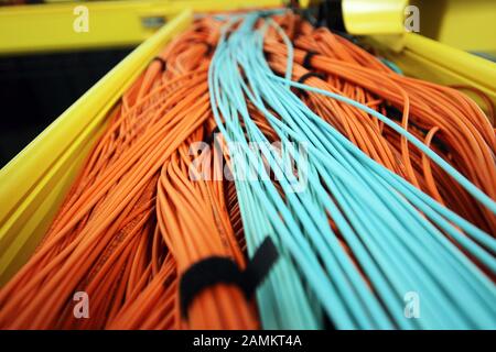 Ordinateur hautes performances SuperMUC au Leibniz Computing Center (LRZ) sur le campus de tu Munich à Garching : ici, câbles à fibres optiques pour Internet. [traduction automatique] Banque D'Images