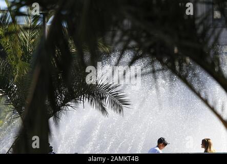 Lors d'une chaude journée d'été, les passants cherchent à se rafraîchir à la fontaine Stachus du centre-ville de Munich. [traduction automatique] Banque D'Images