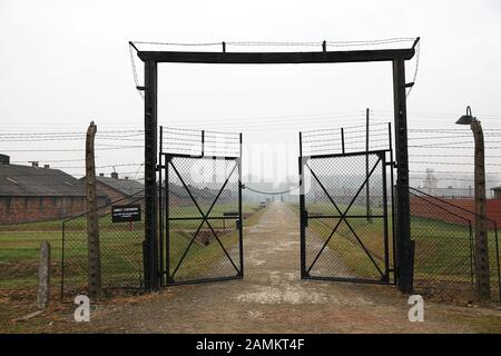 Une porte d'entrée du mémorial dans l'ancien camp de concentration d'Auschwitz - Birkenau. [traduction automatique] Banque D'Images