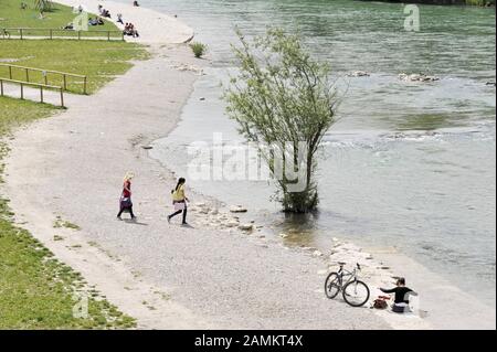 Ceux qui cherchent la détente en été sur les rives de l'Isar près du pont Reichenbach. [traduction automatique] Banque D'Images