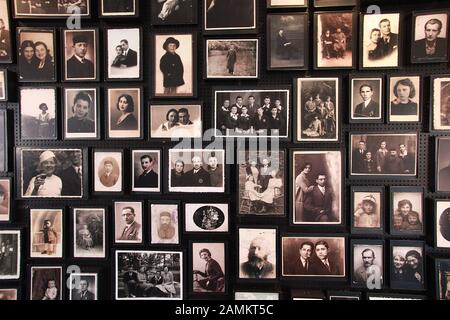 Photos de famille des bagages des déportés de l'ancien camp de valeurs mobilières du Canada dans le site commémoratif de l'ancien camp de concentration d'Auschwitz - Birkenau. [traduction automatique] Banque D'Images