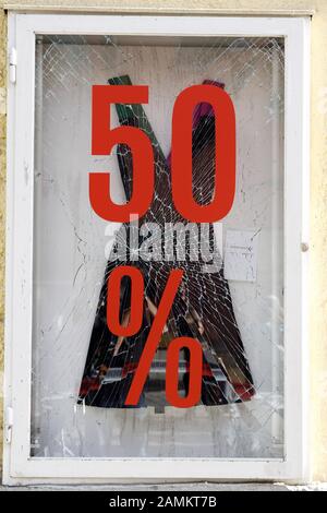 Fenêtre brisée d'un magasin dans la Feuilzschstraße après la détonation contrôlée d'une bombe d'avion de 250 kilogrammes de la seconde Guerre mondiale à Schwabing. [traduction automatique] Banque D'Images