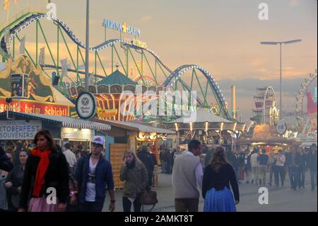 Oktoberfest 2012: Visiteurs dans la soirée à la Wiesn de Munich. [traduction automatique] Banque D'Images