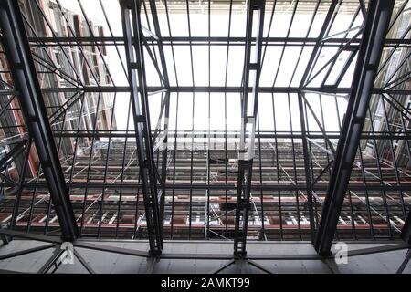 Projet Hofstatt: Le grand chantier (cour intérieure avec vue vers le haut) sur les anciens locaux de l'Abendzeitung et Süddeutscher Verlag sur Färbergraben dans le centre-ville de Munich. [traduction automatique] Banque D'Images