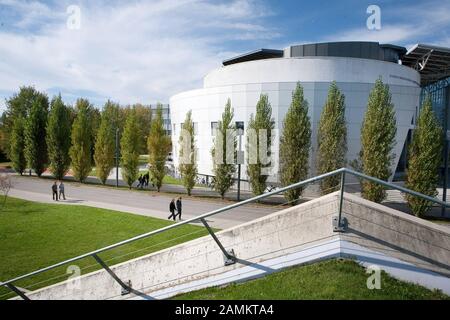 Vue depuis le toit accessible de la sortie de métro Garching Forschungszentrum en direction de Bolzmannstraße. En arrière-plan la Faculté de génie mécanique. [traduction automatique] Banque D'Images