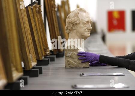 Collaborateur dans les préparatifs finaux de l'exposition spéciale "l'art est beau, mais il faut beaucoup de travail" dans le Kunstbau de la Munich Lenbachhaus. L'image montre un buste de Johann Wolfgang von Goethe. [traduction automatique] Banque D'Images